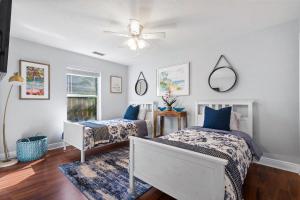 a bedroom with two beds and a ceiling fan at Luxe 4br Escape Pet-friendly Outdoor Lounge in West Palm Beach