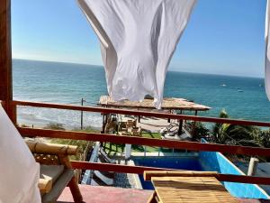 uma vista para o oceano a partir da varanda de um resort em Pocitas Casa Hotel - Playa & Piscina em Máncora