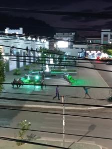 een groep mensen die 's nachts over straat lopen bij Hotel e Lanchonete Bom Gosto in Bom Jesus da Lapa +3 foto's