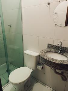 ein Bad mit einem WC und einem Waschbecken in der Unterkunft Hotel e Lanchonete Bom Gosto in Bom Jesus da Lapa