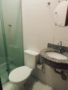 een badkamer met toilet en wastafel bij Hotel e Lanchonete Bom Gosto in Bom Jesus da Lapa