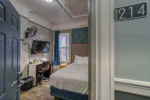 En eller flere senge i et værelse på Ram's Hotel