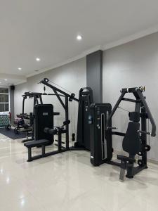un gimnasio con varias máquinas de correr en una habitación en Hotel Arisu en Serang