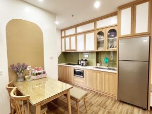uma cozinha com uma mesa e um frigorífico em Happy Homestay 2 em Lạng Sơn