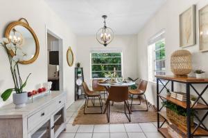 Η κουζίνα ή μικρή κουζίνα στο Boho 3br Miami Retreat Firepit & Outdoor Bar