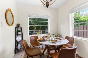 Χώρος καθιστικού στο Boho 3br Miami Retreat Firepit & Outdoor Bar