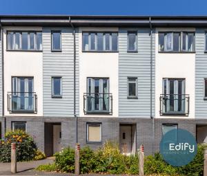 an image of an apartment building with windows at 4 Br 3 Bathroom Townhouse Free Parking in Southampton
