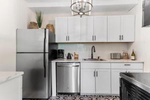 Η κουζίνα ή μικρή κουζίνα στο Boho 3br Miami Retreat Firepit & Outdoor Bar