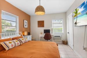 Μια τηλεόραση ή/και κέντρο ψυχαγωγίας στο Boho 3br Miami Retreat Firepit & Outdoor Bar