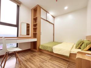 um quarto com uma cama, uma secretária e uma janela em Happy Homestay 2 em Lạng Sơn