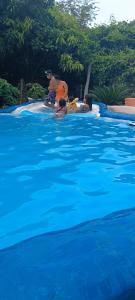 un grupo de personas en una piscina en Tayrona Shalom Bait, en Santa Marta