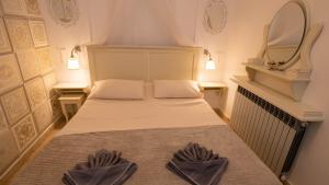 sypialnia z łóżkiem i dwoma ręcznikami na nim w obiekcie Family friendly apartments with a swimming pool Lovran, Opatija - 14178 w mieście Lovran +31 zdjęć