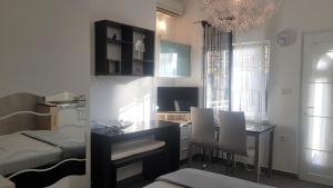 kuchnia i jadalnia ze stołem i krzesłami w obiekcie Family friendly apartments with a swimming pool Lovran, Opatija - 14178 w mieście Lovran