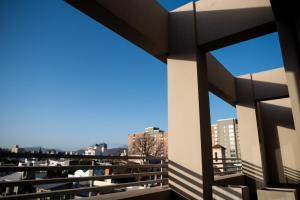 einen Balkon mit Stadtblick in der Unterkunft Hotel boutique Tramas Andinas in Salta