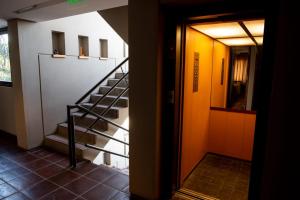 um corredor com uma escada num edifício em Hotel boutique Tramas Andinas em Salta