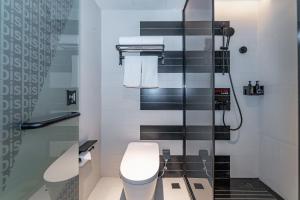Vannituba majutusasutuses Ibis Styles Hotel - 260M from Guangji Street Subway Station