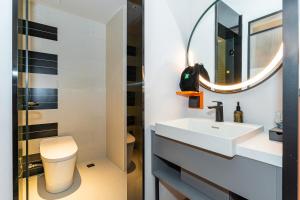 Vannituba majutusasutuses Ibis Styles Hotel - 260M from Guangji Street Subway Station