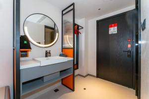 Voodi või voodid majutusasutuse Ibis Styles Hotel - 260M from Guangji Street Subway Station toas
