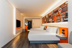 Voodi või voodid majutusasutuse Ibis Styles Hotel - 260M from Guangji Street Subway Station toas
