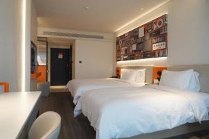 Voodi või voodid majutusasutuse Ibis Styles Hotel - 260M from Guangji Street Subway Station toas