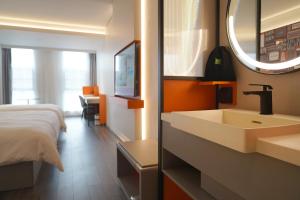 Voodi või voodid majutusasutuse Ibis Styles Hotel - 260M from Guangji Street Subway Station toas