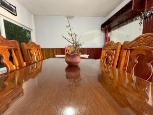 a vase sitting on a table in a room at La Casa del Profe 