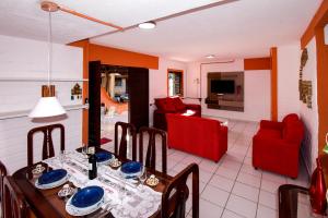 Μια τηλεόραση ή/και κέντρο ψυχαγωγίας στο casa pé na areia, ao lado do caminho de moises