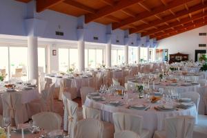 Um restaurante ou outro lugar para comer em Hotel Luna Lughente mais 37 fotos