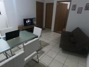 Camera con scrivania, sedie e TV. di Apartamento cabo frio a Cabo Frio