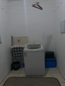 un piccolo bagno con servizi igienici in camera di Apartamento cabo frio a Cabo Frio