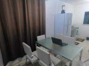 una sala conferenze con tavolo, sedie e computer portatile di Apartamento cabo frio a Cabo Frio