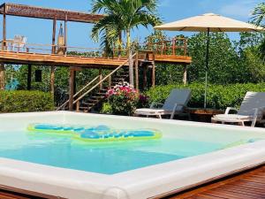 einen Pool mit einem aufblasbaren Pool in der Unterkunft Hotel Playa Scondida in Barú