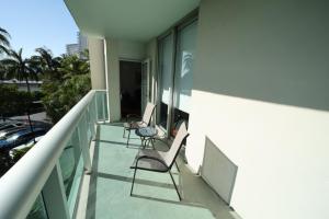 2 sillas en el balcón de un edificio en Sunny Beachfront 2 Bdrm Condo in Hollywood FL, en Hollywood