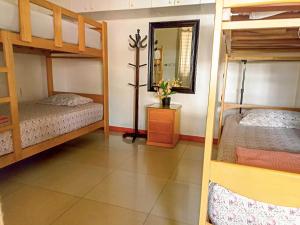 מיטה או מיטות קומותיים בחדר ב-Casa de Campo Privada con Piscina en Cieneguilla