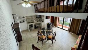 vista sul soffitto di una sala da pranzo con tavolo e sedie di Cancún Suites Apartments - Hotel Zone a Cancún