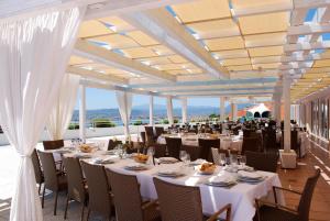 Um restaurante ou outro lugar para comer em Hotel Luna Lughente