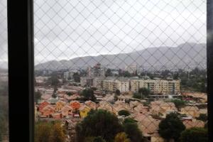 d'une vue sur la ville à travers une clôture de fils dans l'établissement Departamento en Copiapo, 