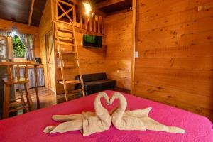 Tempat tidur dalam kamar di Cabaña La Montaña: Vistas increíbles y Mirador