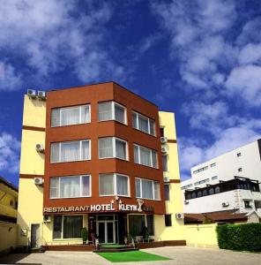 a building with a hotel on the side of it at Hotel Kleyn in Constanţa