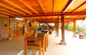 einem Holzpavillon mit einem Holztisch und Stühlen in der Unterkunft Thái Sơn Homestay in Ha Giang