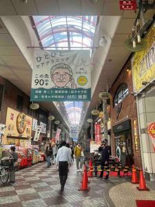 - un centre commercial avec des personnes marchant dans une rue dans l'établissement Direct to Namba,Korean town102, à Osaka