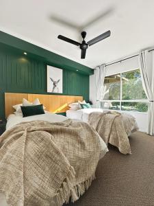 Postel nebo postele na pokoji v ubytování Luxury 2 Bedroom apartment, Treetop views, Resort with 4 swimming pools