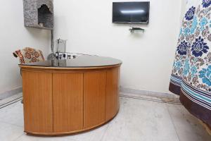 En tv och/eller ett underhållningssystem på OYO Flagship Shiva Guest House
