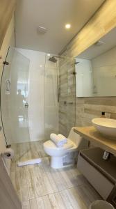 La salle de bains est pourvue d'une douche, de toilettes et d'un lavabo. dans l'établissement Apartamentos Centro Bogotá piso 16 y o piso 23 -Vista Monserrate, à Bogotá