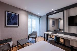 Four Points Flex by Sheraton Antalya Lara的电视和/或娱乐中心