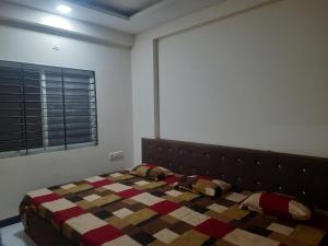 1 dormitorio con 1 cama en una habitación con ventana en Hanumant kripa geust house only for family, en Ujjain