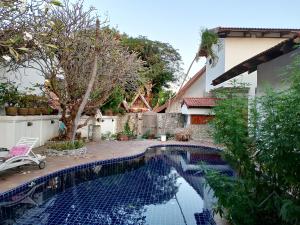een zwembad in de achtertuin van een huis bij Luxury Private Pool Villa 5 min from Walking Street and Beaches in Pattaya South