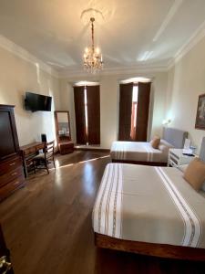TV a/nebo společenská místnost v ubytování Hotel Cantera Real, Morelia