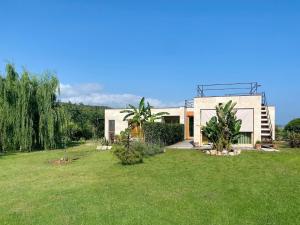 una casa con un grande cortile di fronte di Holiday home Biocasa Fabiana, Portoferraio Magazzini a SantʼAnna