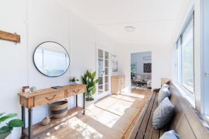 - un salon avec une table et un miroir dans l'établissement La Villette sleeps 9 fireplace BBQ Pet Friendly, à Katoomba
